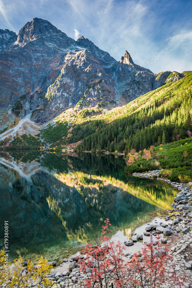 Fototapeta premium Colorful lake in the mountains at dawn in autumn