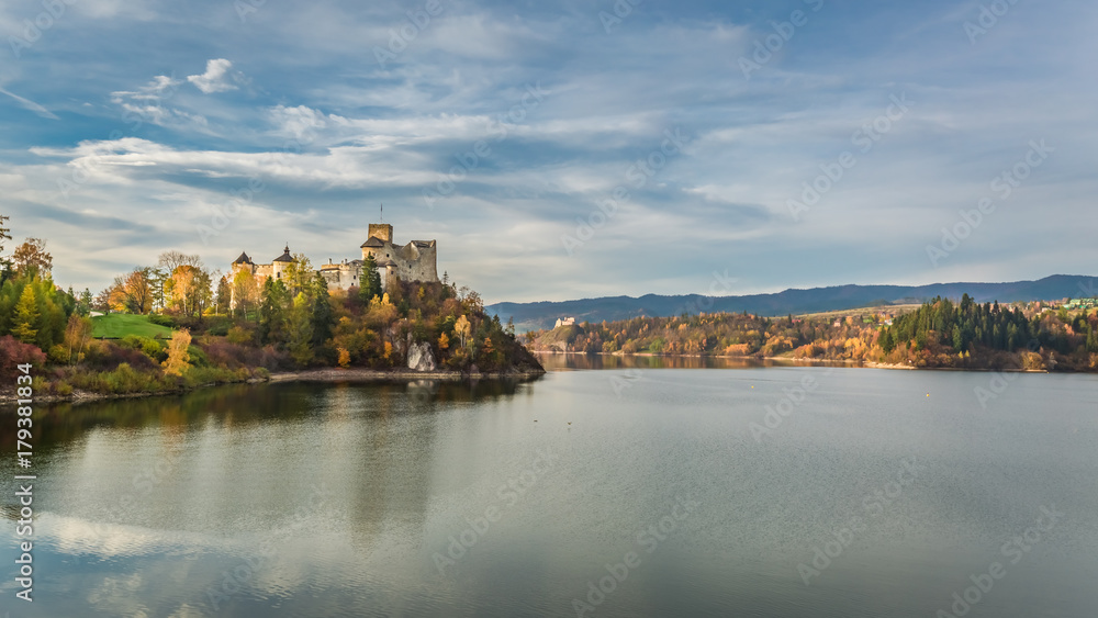 Fototapeta premium Stunning castle by the lake at dusk in autumn