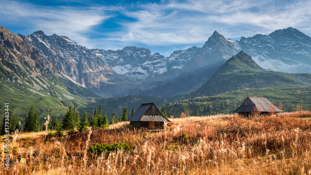 Fototapeta premium Piękny zachód słońca w górskiej dolinie, Tatry jesienią