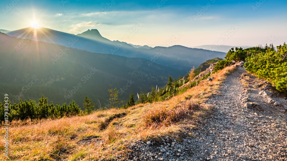 Obraz premium Stunning sunset in Tatra mountains from the ridge in autumn
