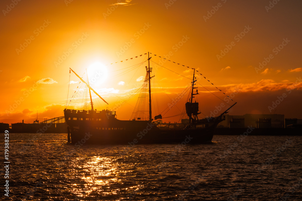 大阪港の夕日と船