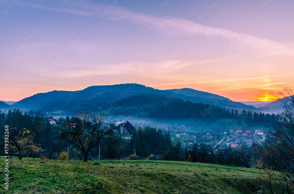 Naklejka premium Ukrainian Carpathian Mountains landscape background during the sunset in the autumn season