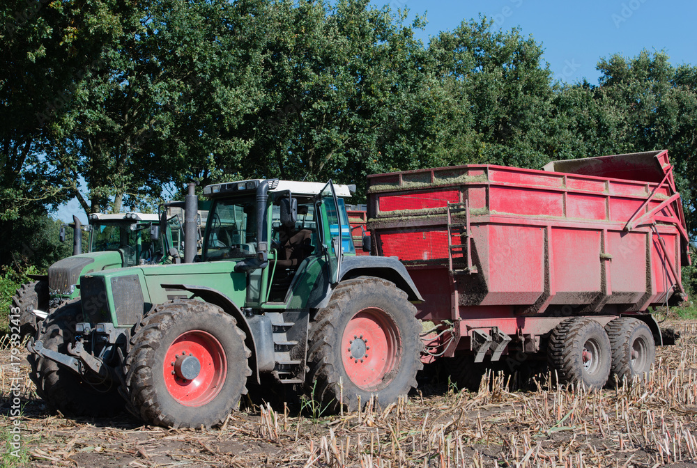 Maishäcksler und Traktor bei der Maisernte Maishäcksler und Traktor bei der Maisernte