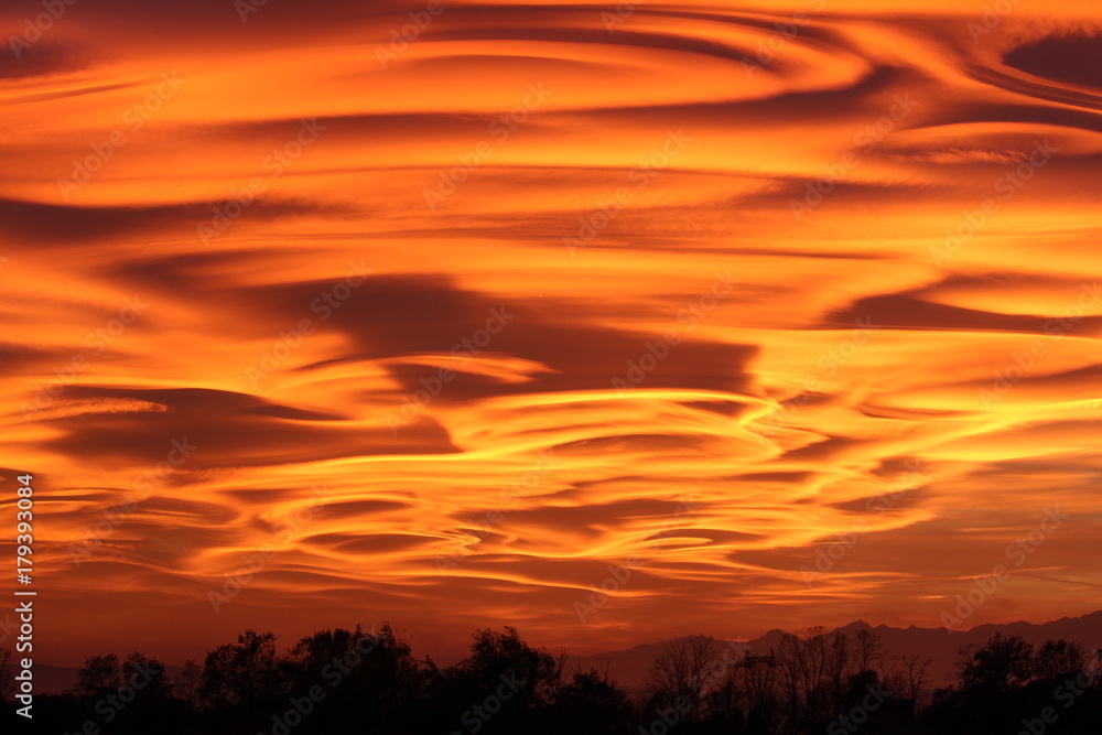 Tramonto spettacolare a Varese causato dagli incendi e dallo smog Tramonto spettacolare a Varese causato dagli incendi e dallo smog