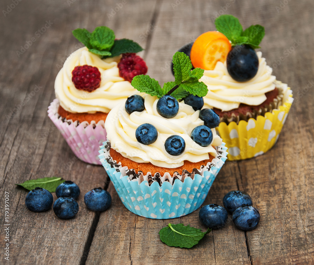 Cupcakes with fresh berries Cupcakes with fresh berries