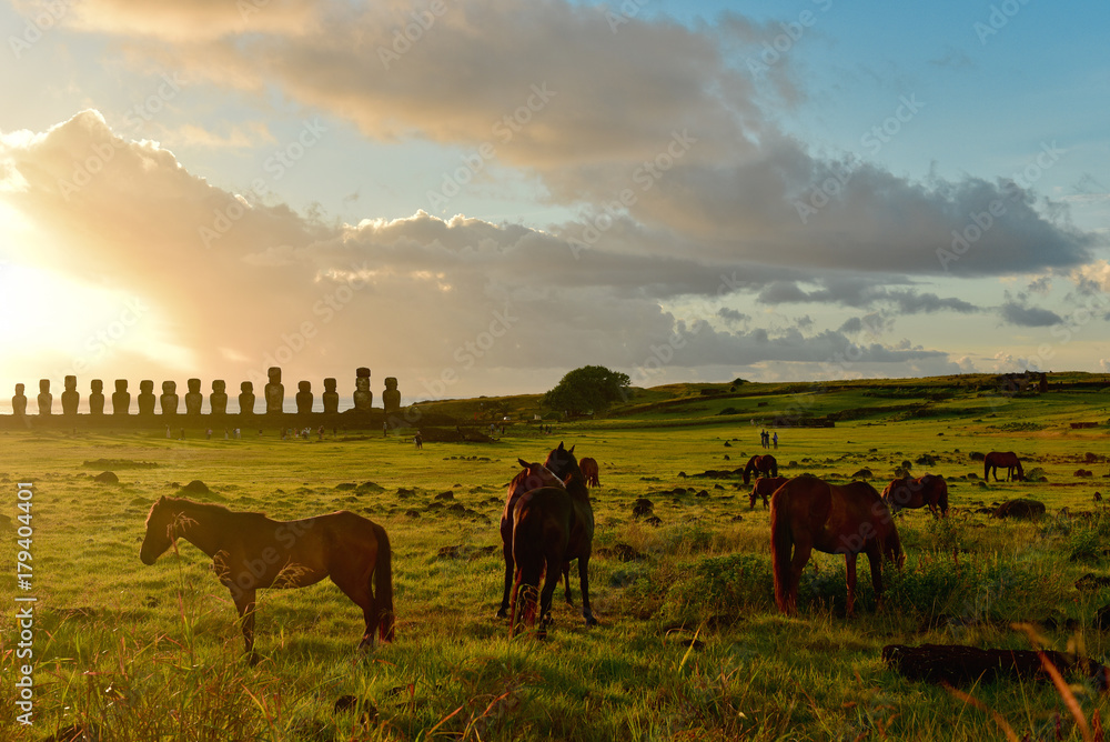 Obraz premium Sunrise with wild horses and Ahu Tongariki on Easter Island, Chile