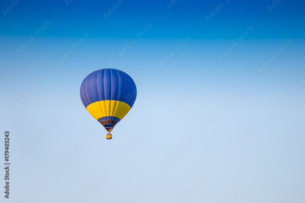 Naklejka premium Colorful of hot air balloon with fire and blue sky background