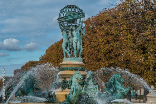 Φωτογραφία Jardin des grands explorateurs on a fine autumn day in Paris