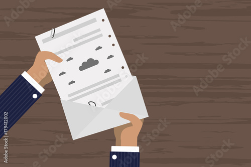 Person verschickt Brief -  Wolke - Unwetter