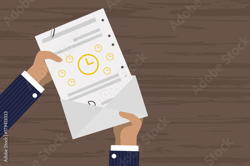 Person verschickt Brief - Uhr