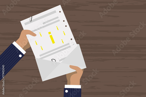 Person verschickt Brief - Info - Service