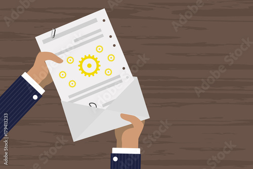 Person verschickt Brief - Zahnrad - Optionen