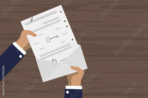 Person verschickt Brief - Schlüssel - Passwort