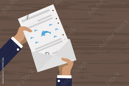 Person verschickt Brief - Delfin