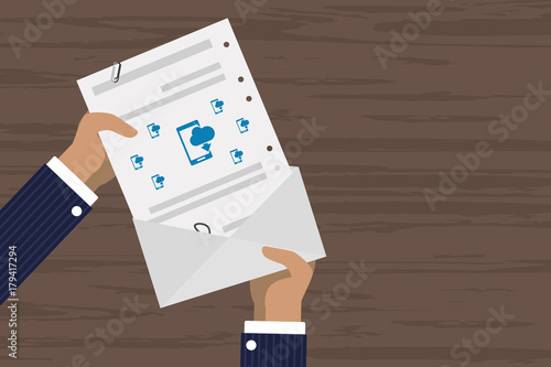 Person verschickt Brief - Smartphone download