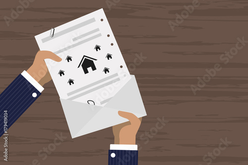 Person verschickt Brief - Häuschen