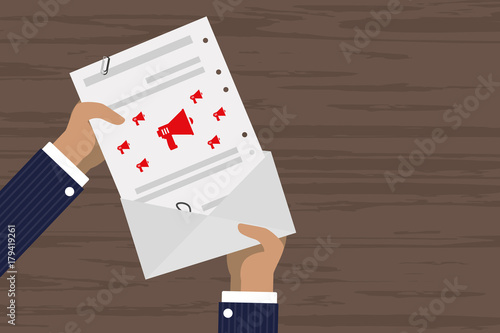 Person verschickt Brief - Lautsprecher