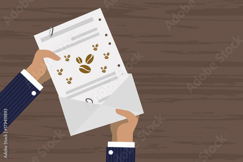 Person verschickt Brief - Kaffeebohnen