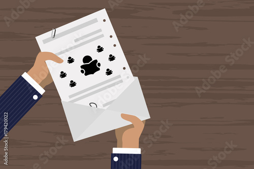 Person verschickt Brief - Leser