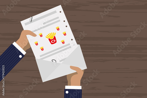 Person verschickt Brief - Frittes