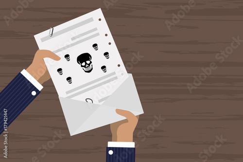 Person verschickt Brief - Totenkopf