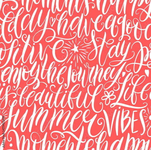 Tapety Miłego dnia, pozostań pozytywny, ciesz się podróżą, życie jest piękne, letnie klimaty, szczęśliwe chwile ręcznie napis wzór. Cytat motywacyjny. Ilustracja wektorowa nowoczesnej kaligrafii