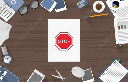Stoppschild - Dokument auf Schreibtisch