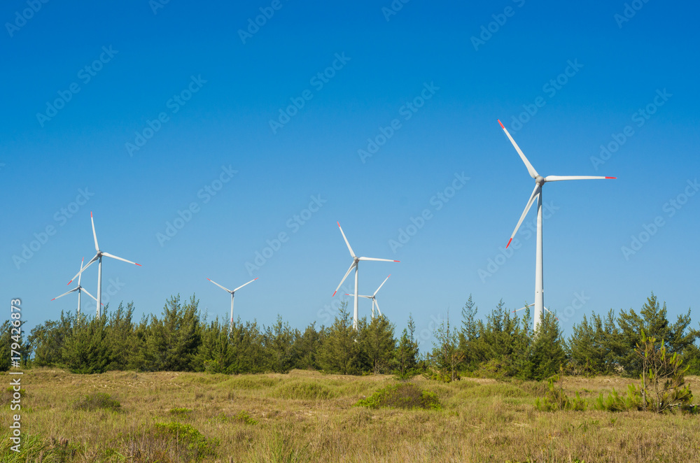 Ótimo conceito de energia renovável, geradores eólicos em céu azul, energia eólica. Ótimo conceito de energia renovável, geradores eólicos em céu azul, energia eólica.