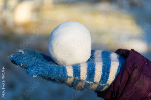Obraz na plátně snowball in hand