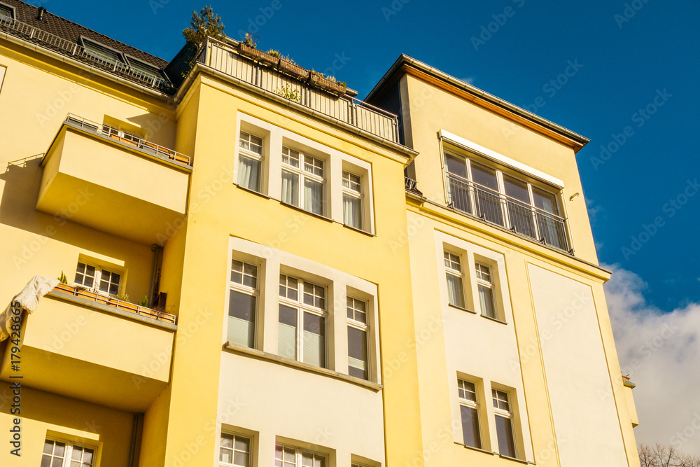 Obraz premium yellow corner house in detailed view
