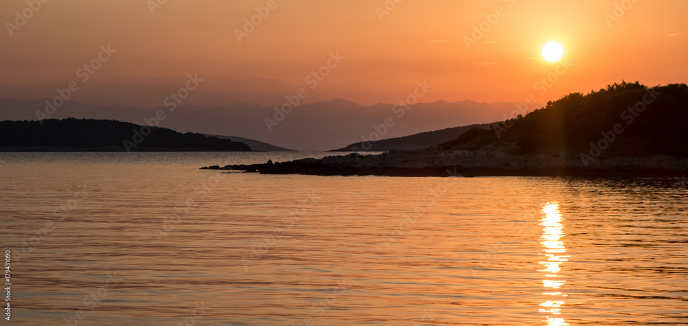 Sonnenaufgang auf See