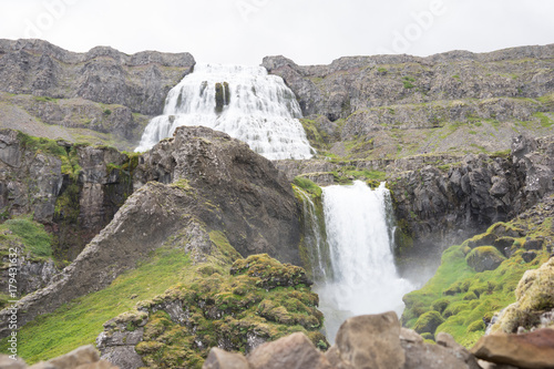 Landschaft rund um den Dynjandi-Wasserfall in den Westfjorden  Island