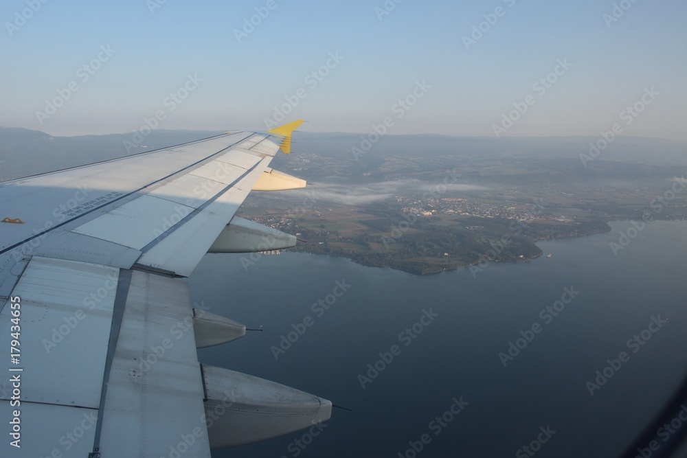 Fototapeta premium Avión, vuelo, viaje, viajar, ala de avión, paisaje aéreo, volar, viajando, vacaciones, vuelo a Suiza, sobrevolar, descansar, pensar, en las nubes, cielo, nubes