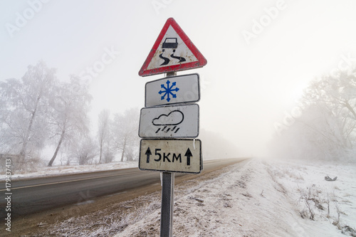 Fototapeta Naklejka Na Ścianę i Meble -  auto sign on the road in winter