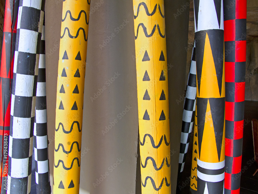 palos pintados al estilo africano en Las Palmas de Gran Canaria foto de  Stock | Adobe Stock