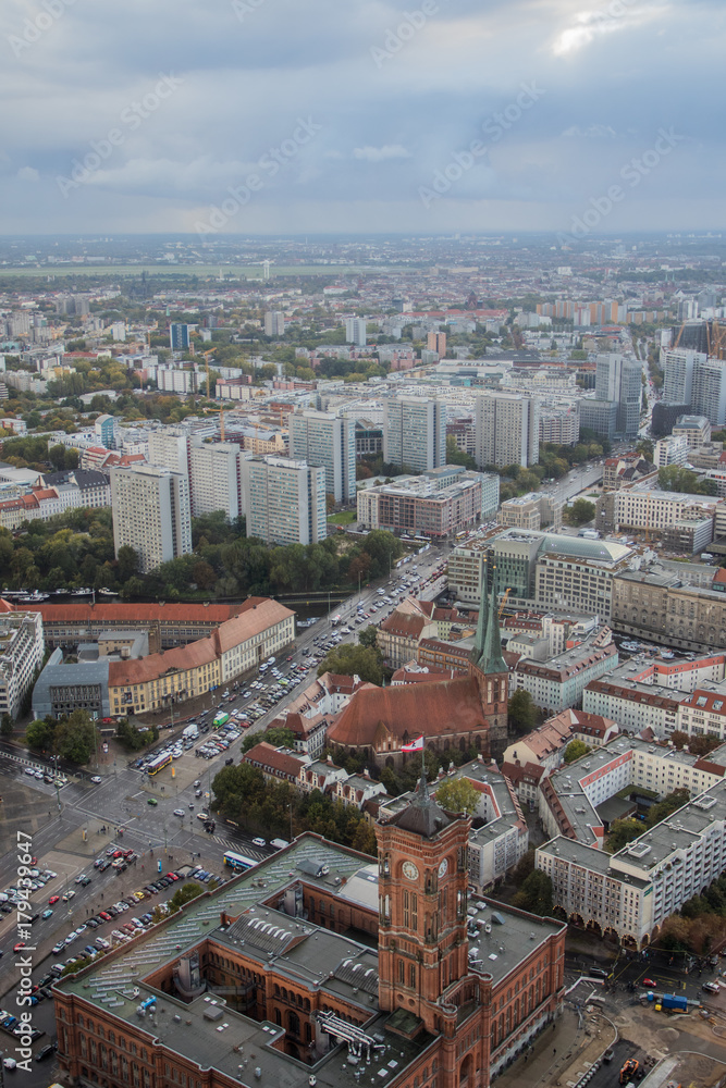 Obraz premium Aussicht auf das Rote Rathaus, Berlin, von oben II