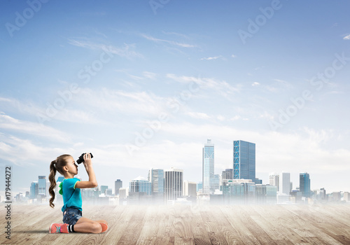 Foto Concept of careless happy childhood with girl dreaming about future