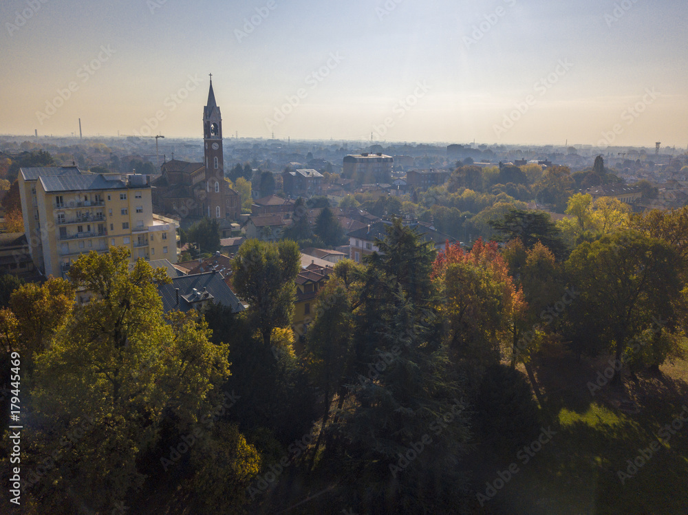 Naklejka premium Limbiate, vista aerea, parrocchia di San Giorgio, chiesa, abitazioni strade e vie del centro. Italia
