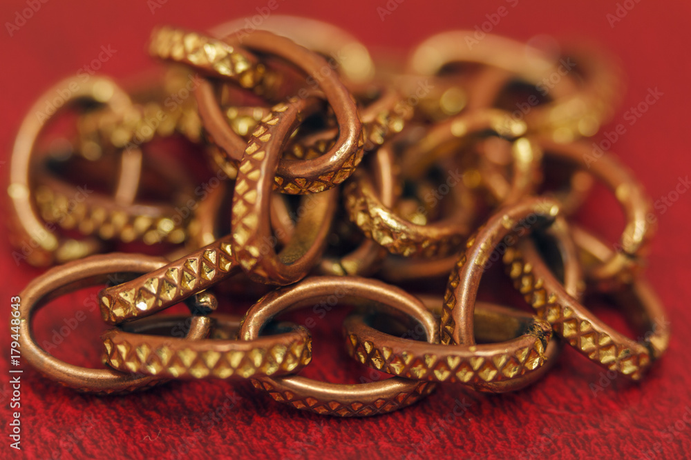 Obraz premium Aureate chain close-up on a red background