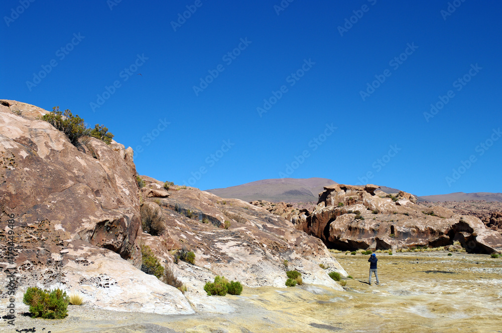 Fototapeta premium Silhouette humaine dans un paysage rocailleux