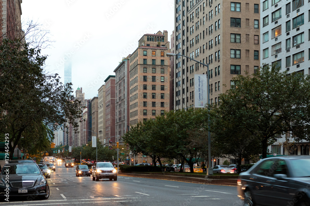 Fototapeta premium Cars drive by on a dreary day in Manhatten