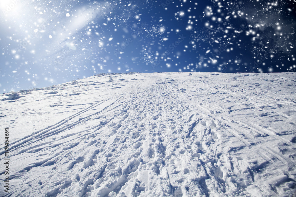 Obraz premium Snowy hilside in the mountains
