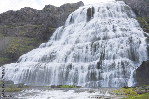 Landschaft rund um den Dynjandi-Wasserfall in den Westfjorden  Island