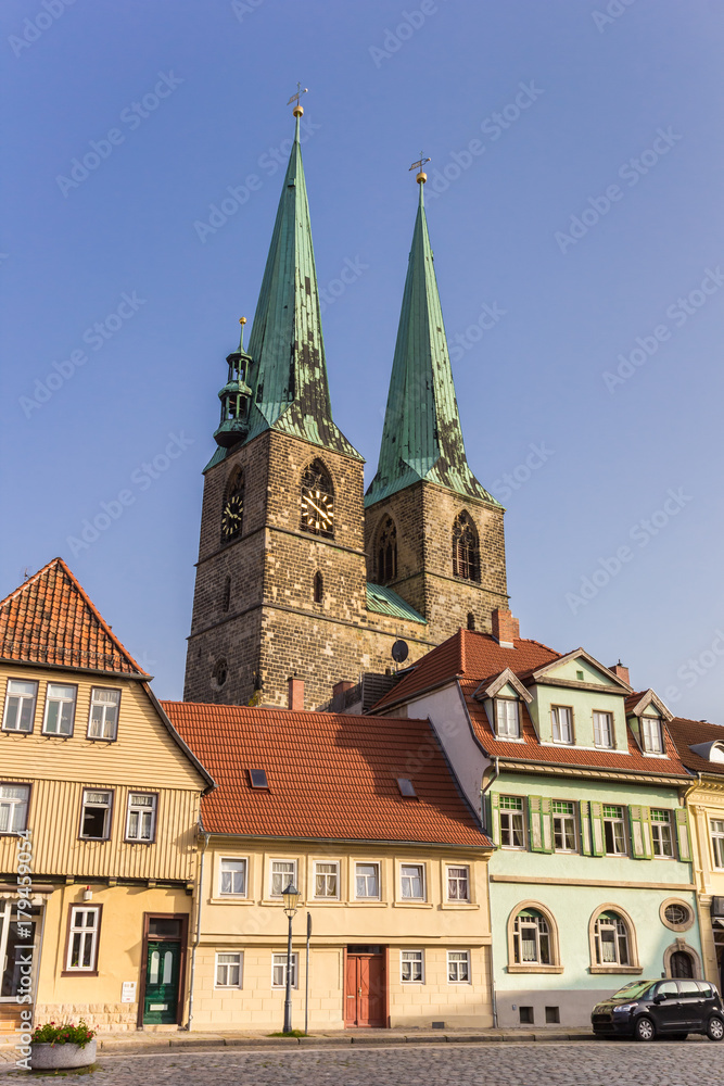 Obraz premium Old houses and the Nikolai church in Quedlinburg