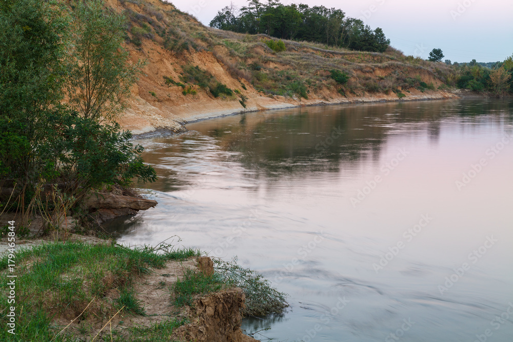 Obraz premium The Rim of the River in the evening