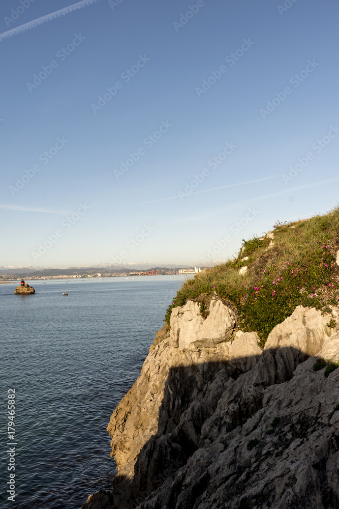 Faro y roca / lighthouse and rock
