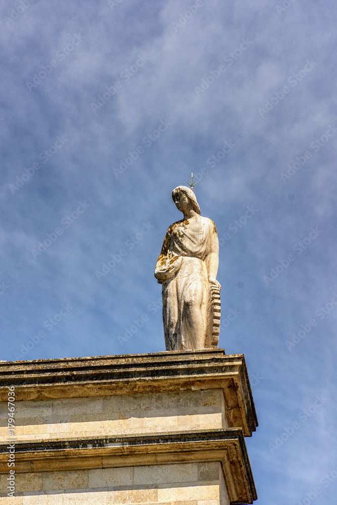 Estatuas representativas en edificio de santander