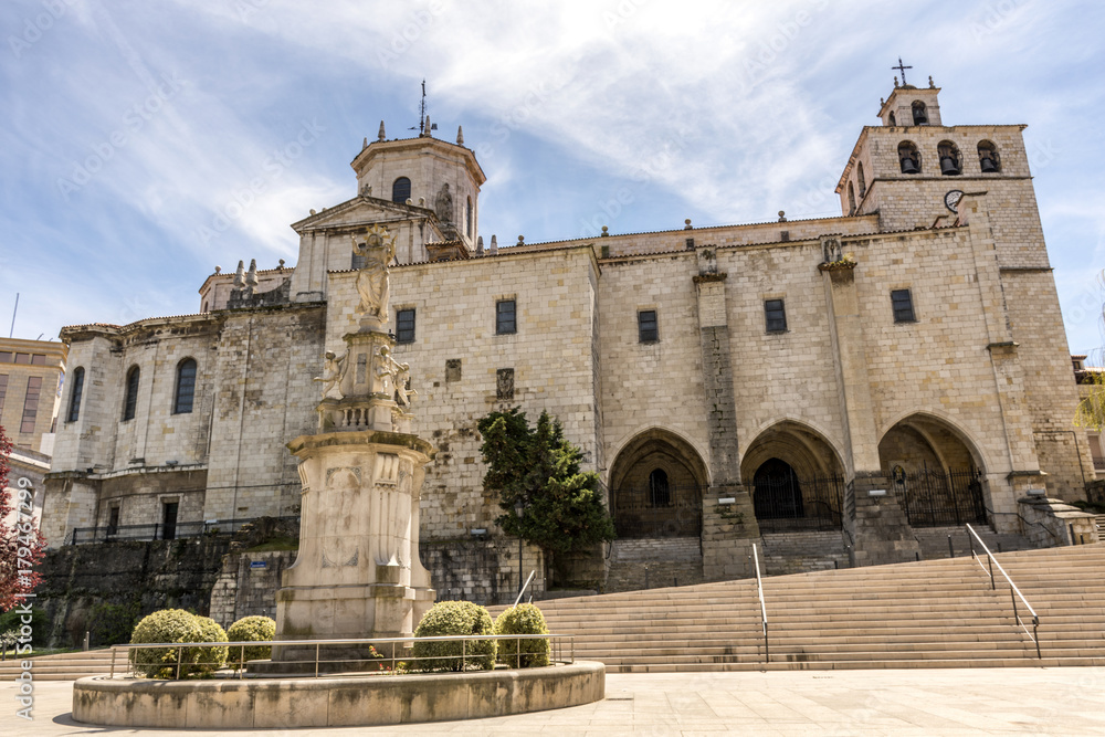 Catedral de Santander y Monumento virgen de la asunción