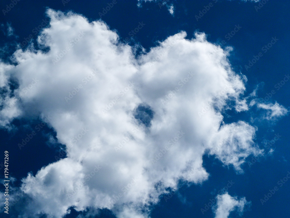 Obraz premium blauer Himmel und eine Wolke wie ein Herz