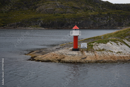 Norwegen, Bodö, Bodø, Nordland, Salten, Stadt, Hafen, Fähre, Fährverbindung, Hafeneinfahrt, Weg, Berge, Sender, Hochhaus, Leuchtturm, Gipfel, Herbst, Wolken, Pier  photo